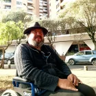 Secaira, nacido en Quito en 1971, ha publicado nueve libros de poesía y un volumen de ensayos. En 2012 obtuvo el Premio Nacional de Poesía Jorge Carrera Andrade por No es dicha y, en 2023, recibió el Premio Poesía Paralelo Cero.