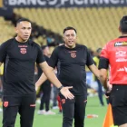 César Farías durante el partido que Barcelona SC perdió 2-1 ante Macará.