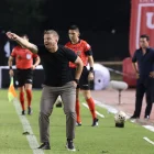 Cristian Nasuti dirige en la zona técnica de Emelec ante Guayaquil City.
