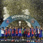 Jugadores de PSG celebraron la corona de la Supercopa de Europa 2026, tras vencer 2-1 a Aston Villa.