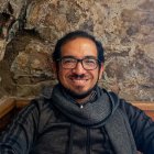 Juan Carlos Jurado es doctor en Filosofía y Ciencias Sociales, artista, profesor y escritor con conocimientos de latín y griego.