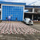 El Servicio Nacional de Aduana de Ecuador aprehende carga de cigarrillos.
