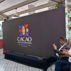 Merlyn Casanova, directora de Anecacao, presenta la marca de cacao que va a representar a Ecuador.