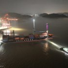 Buque portacontenedores de la naviera china Sea Legend zarpando rumbo a Inglaterra. Desde el 15 de agosto, opera el primer servicio semanal de contenedores por la Ruta Ártica.