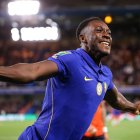 Danny Welbeck marcó en la victoria de Chelsea.