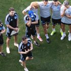 El director técnico argentino Ezequiel Medrán en su primera charla técnica con los integrantes del Bombillo, de cara al partido ante Leones en el Capwell.