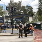 Hombres de la Policía llegaron hasta el lugar para verificar la alerta.