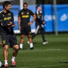 Moisés Caicedo (i) en la práctica de Chelsea ante Xabi Alonso.