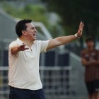 El técnico Pool Gavilánez (c)  gesticula desde el banquillo de suplentes durante un partido de la LigaPro.