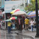 EL COMERCIO DE GUAYAQUIL SINTIÓ LOS EFECTOS DE LAS PROHIBICIONES DURANTE LAS FIESTAS DE NAVIDAD Y FIN DE AÑO |
GUAYAQUIL RECORRIDO POR LLUVIAS POR VARIOS PUNTOS DE LA CIUDAD PERIODISTA: JOSE PIZZA FECHA: 04/01/2021 Agencia (ag-extra)