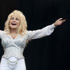 GLASTONBURY (United Kingdom), 25/08/2026.- (FILE) - US singer Dolly Parton performs at the Pyramid Stage of the Glastonbury Festival of Contemporary Performing Arts 2014 at Worthy Farm, near Pilton, Somerset, Britain, 29 June 2014 (reissued 25 August 2026). US country music legend Dolly Parton died at the age of 80, her family announced on social media on 25 August 2026. (Reino Unido) EFE/EPA/WILL OLIVER