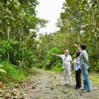 Producción. De izq. a der.: Matecki, Wazhima y Mogrovejo, en en el Rancho Alemán, Bucay, donde 10 hectáreas de teca se manejan bajo un sistema agroforestal experimental.