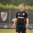 El apodo nació entre bromas y con Chucky como inspiración. Hoy el Muñeco Gallardo dirige a Ecuador