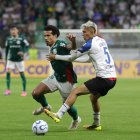 Lucas Evangelista (i) de Palmeiras disputa el balón con Sebastián González de Liga de Quito, en el duelo de Copa Libertadores.