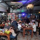 Personas comiendo y escuchando música en vivo en El Cangrejón D’Xavier, en Guayaquil.