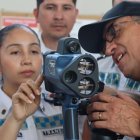 Los cinemómetros portátiles son trasladados por agentes de la ATM y utilizados en controles aleatorios de velocidad en Guayaquil.