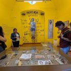 La muestra, ubicada en el patio La Picota del CCM,  está dividida en cuatro etapas: Gráfica necia, Escenas batracias, Momentos chéveres y Desde Sangolquí con amor.