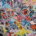 Animales, flores y otras formas orgánicas se cruzan con referencias provenientes del cómic y con composiciones abstractas en la obra de la artista.