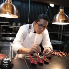Juan Sebastián Gallardo prepara uno de los bocados del Kitchen Theater, el espacio donde los procesos de experimentación de Zero Lab ocurren frente a los comensales.