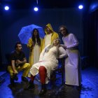 El elenco de El hablante de las sillas da vida a dos universos que transcurren en paralelo y terminan conectándose a lo largo del montaje.