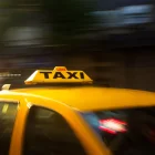 El vehículo en el que se movilizaba el taxista sufrió daños durante el siniestro registrado en La Floresta.