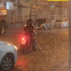 Vehículos circulan por una de las calles afectadas por la acumulación de agua en el norte de Guayaquil.