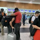 El aeropuerto se convierte en un punto de partida para quienes contemplan dejar Guayaquil en busca de nuevas oportunidades.