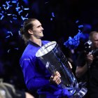 Alexander Zverev levanta la copa de campeón de la Copa Laver.