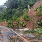 Las fuertes lluvias provocaron un deslizamiento de tierra que colapsó una vía en la zona rural de Quinindé.
