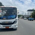 Bus se pasó el semáforo en rojo en Urdesa y la ATM lo multó con $144.