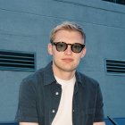 Empezó haciendo sketches y vídeos en YouTube con Cooper Tomlinson, y su productora todavía lleva el nombre de aquel canal, That’s a Bad Idea.