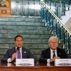 El canciller de Ecuador Roberto Kury (c) habla luego de que Ecuador entregará a Perú la presidencia pro tempore de la CAN para el periodo 2026-2027.