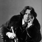 Oscar Wilde nació en 1854 y falleció en 1900. Fue periodista, escritor y poeta, y es considerado uno de los dramaturgos más destacados del Londres victoriano tardío.