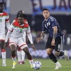 Enzo Fernández (d) de Argentina disputa el balón con Alain Kanté de Burkina Faso.