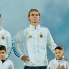Nicolás Paz, zurdo y de buen manejo de balón, es señalado como una de las opciones para asumir el enorme desafío del 10 argentino.