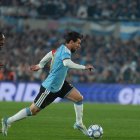 Lionel Messi de Argentina controla el balón en un partido Amistoso Internacional entre Argentina y Benín en el estadio Monumental, en Buenos Aires (Argentina).