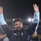 Lionel Messi de Argentina se despide de aficionados al final de un partido ante Benín en el estadio Monumental, en Buenos Aires (Argentina).