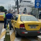 Taxi es trasladado a un centro de retención tras video viral en Guayaquil.