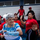 Adultos mayores participaron con presentaciones de danza y folclore durante el Festival Guayaco Octubrino en el CAMI Guasmo.