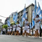 Bandas musicales, bastoneras y delegaciones estudiantiles de distintas ciudades del país protagonizaron la jornada, acompañadas por familias y visitantes.