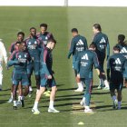 Los jugadores del Real Madrid: Mendy, Rodrygo, Vinicius jr, Rüdiger y Militao, durante el entrenamiento del equipo.