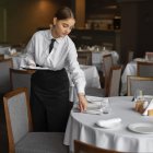 El comercio y los restaurantes suelen aumentar sus contrataciones durante la temporada de fin de año.