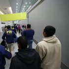 AME4895. SANTIAGO (CHILE), 10/10/2026.- Fotografía cedida por la Policía de Investigaciones de Chile (PDI), que muestra la expulsión de personas extranjeras este sábado, en el aeropuerto internacional Arturo Merino Benítez en Santiago (Chile). El Gobierno del presidente chileno, José Antonio Kast, informó que 1.874 extranjeros han sido expulsados del país este año, tras la salida este sábado de un vuelo con 56 deportados hacia Bolivia, Ecuador y Colombia, el décimo desde el inicio de la Administración en marzo pasado. EFE/ Policía de Investigaciones de Chile (PDI) /SOLO USO EDITORIAL/ NO VENTAS/ SOLO DISPONIBLE PARA ILUSTRAR LA NOTICIA QUE ACOMPAÑA (CRÉDITO OBLIGATORIO)