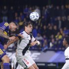 Lautaro Di Lollo (i) de Boca Juniors disputa el balón con Santiago Sosa (c) de Vasco da Gama.