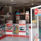 La falta de energía dejó a oscuras una farmacia del centro de Esmeraldas, donde la ausencia de clientes reflejaba las dificultades para atender durante el apagón.