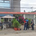 Municipio de Guayaquil retira carpa instalada frente a una vivienda en Samanes.