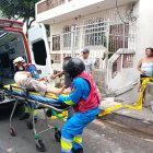 Un adulto mayor quedó atrapado sobre una reja metálica después de perder el equilibrio mientras podaba árboles en el cerro del Carmen, en Guayaquil.