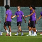 Frenkie de Jong (c) durante el entrenamiento en la ciudad deportiva Joan Gamper.