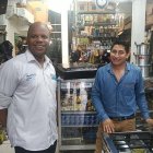 Elías Tenorio, secretario Técnico de Juventudes, (izquierda) junto a un joven emprendedor.