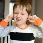 Evita que los niños sacudan la cabeza cuando les entre agua en el oído. Eso puede causarle daños.